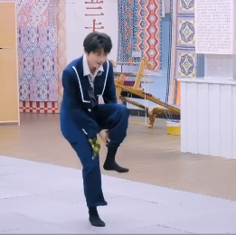 论马嘉祺的核心有多强马嘉祺的核心好稳救命这个画面太直观了，单脚踮地弯腰操作，上半