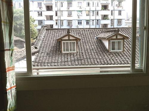 房外对尖角 　　现在有不少房子采用的欧式建筑风格，或塔楼式建筑，使得建筑外墙形成