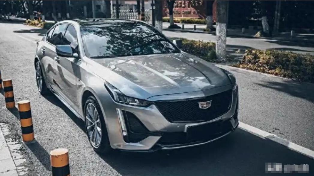 上周陪朋友去看CT5，销售上来就是一句“哥，优惠9万，还能再谈”。朋友愣是没敢下