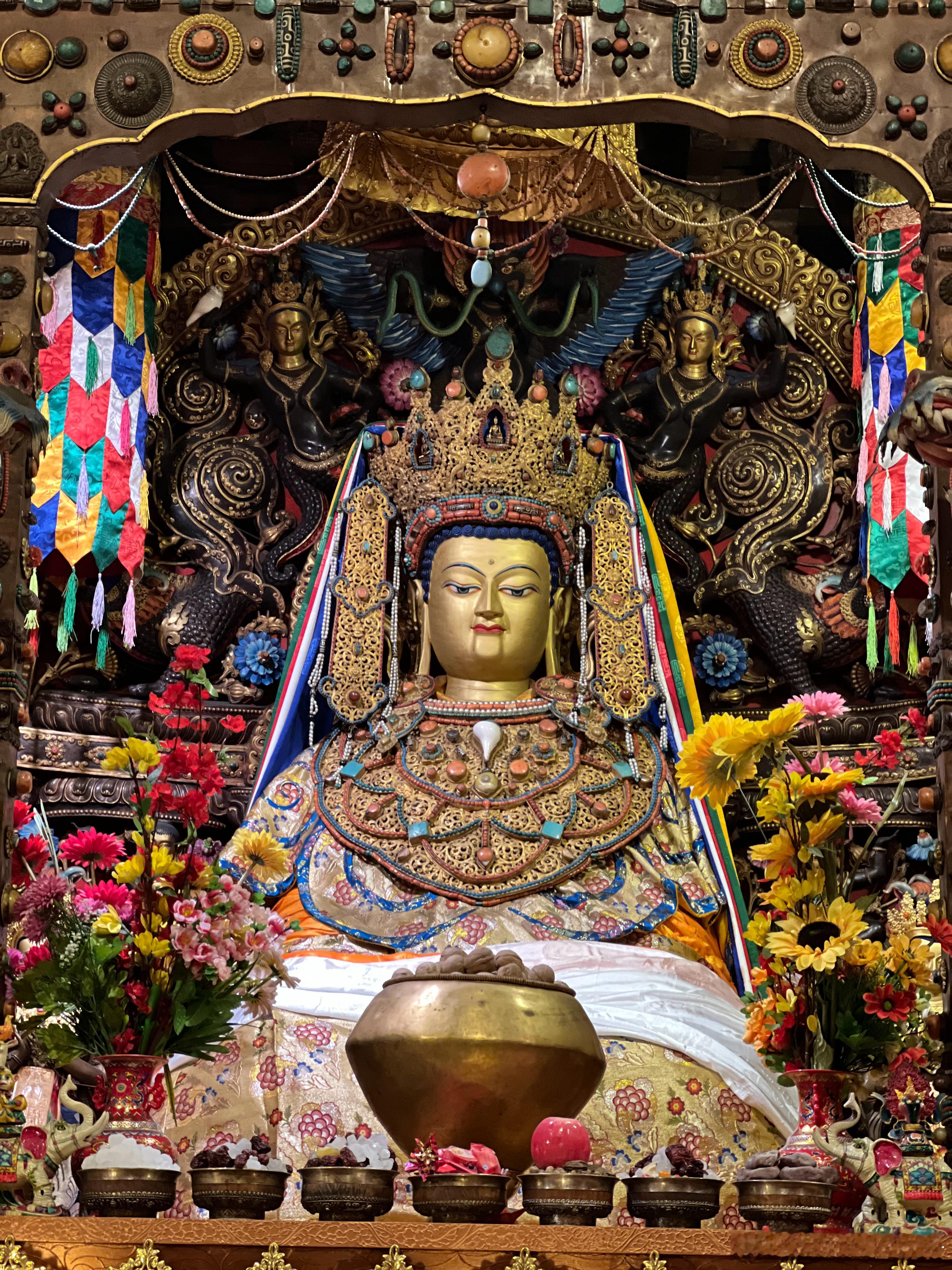 时值藏历四月十五，萨嘎达瓦圆满吉日。一日汇佛陀三大圣迹，是千载难逢的殊胜之时。此