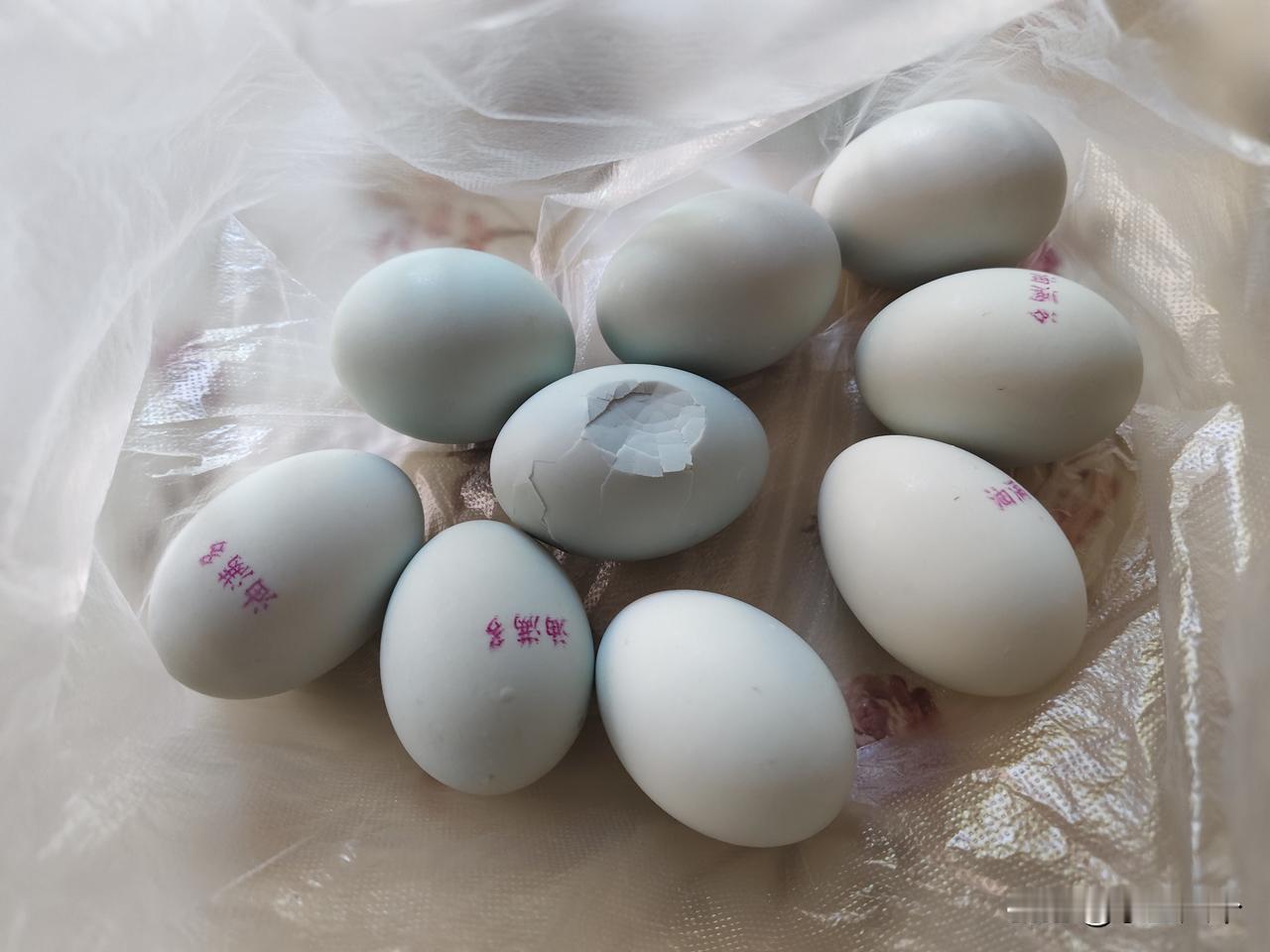 已经很久没买咸鸭蛋了，老妈说想吃，上次去熟食就买了点，以前就经常买他家，也知道他