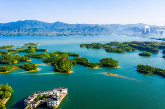 咸宁陆水湖就在咸宁赤壁市区边上，被称为“湖北千岛湖”，是一座以三国文化为背景的大