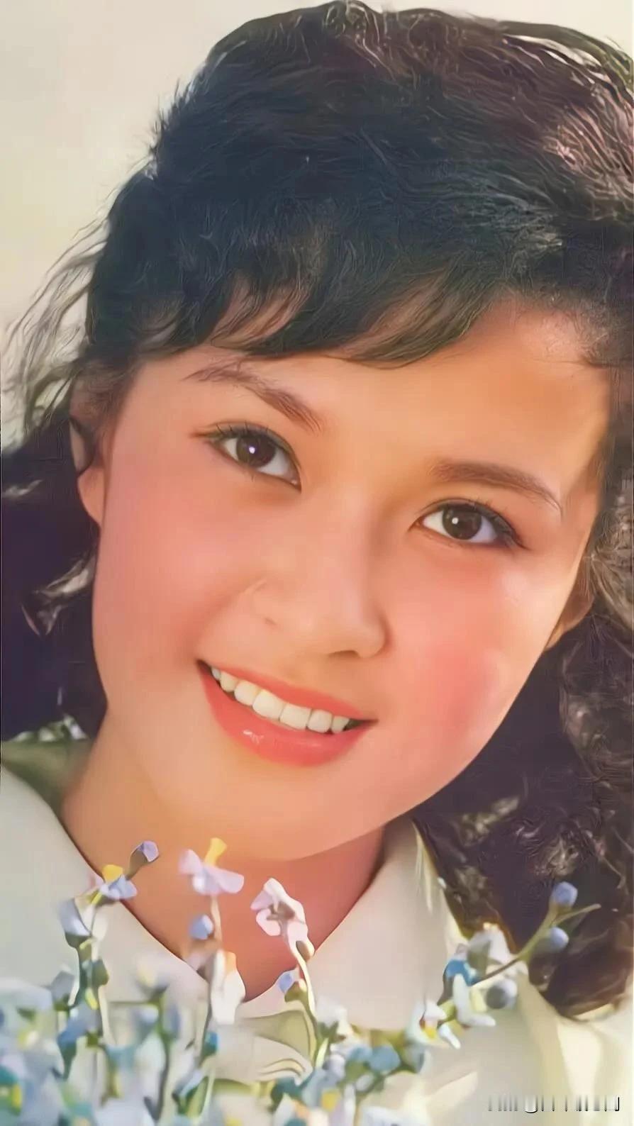 方舒，曾经在班里是班花，她笑起来，能让很多男生岔气，只要她笑，天空都是晴朗的。