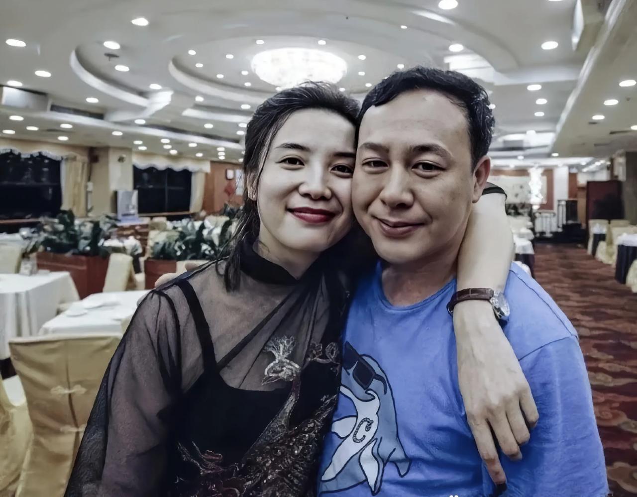 小宋佳搂脖子贴脸与张颂文合影，看这表情脸色也不像喝醉了，倒是张颂文有点强颜欢笑，