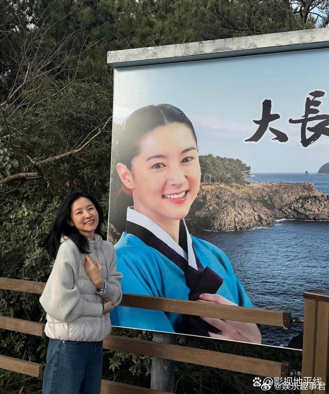 李英爱重返《大长今》拍摄地，还和长今合照了。她写下：“长今呀，这是多久没见了，见