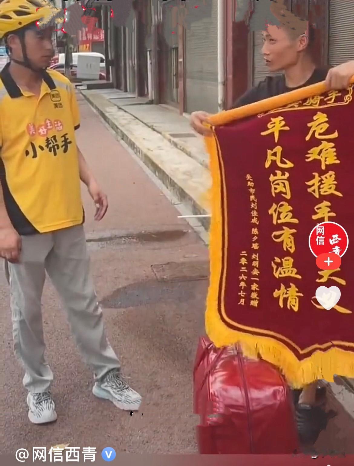 近日，湖南常德澧县刘先生给女儿新买了自行车，趁着小区人少，陪着孩子练习骑车，谁料