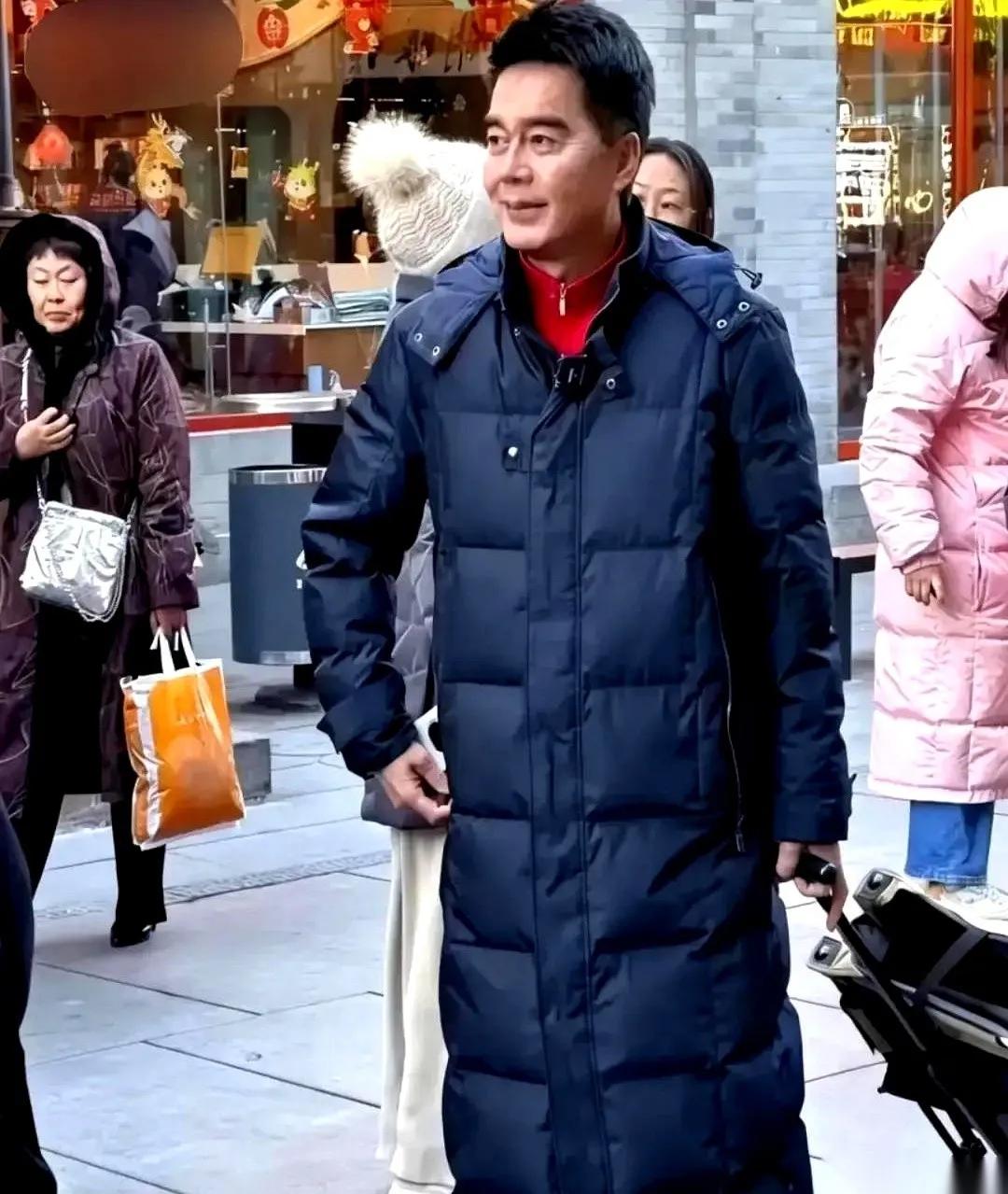 刷到一个新闻，给我看愣了。
一件羽绒服，三万二。
一个明星穿的，据说全北京就剩最