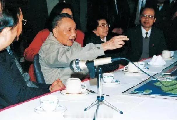 党十二大上，选举邓小平为第一届中央顾问委员会主任（1982—1987），薄一波、