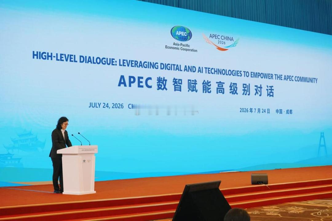 刷完成都 APEC 数字周的内容，看得我挺感慨，自变量机器人，是现场独一家代表国