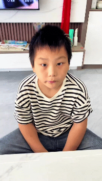 “这个小男孩火了。” 水杯漏水直接语文书泡了个透，怕挨骂的小男孩不哭不也闹，自己