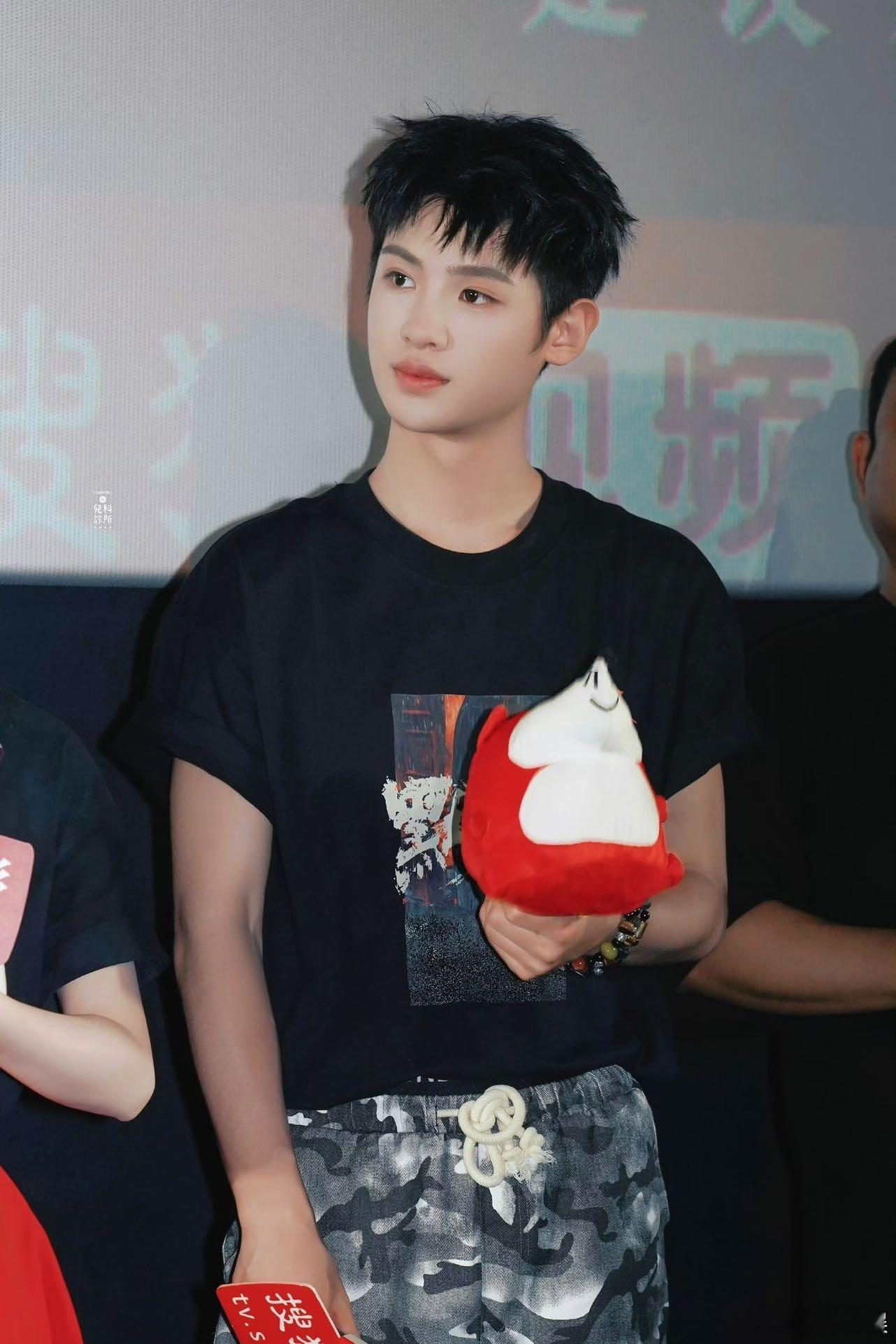 #黄明昊 我在保护你#黄明昊真的是一位很优秀的演员啊，可塑性真的太强了，演技真的