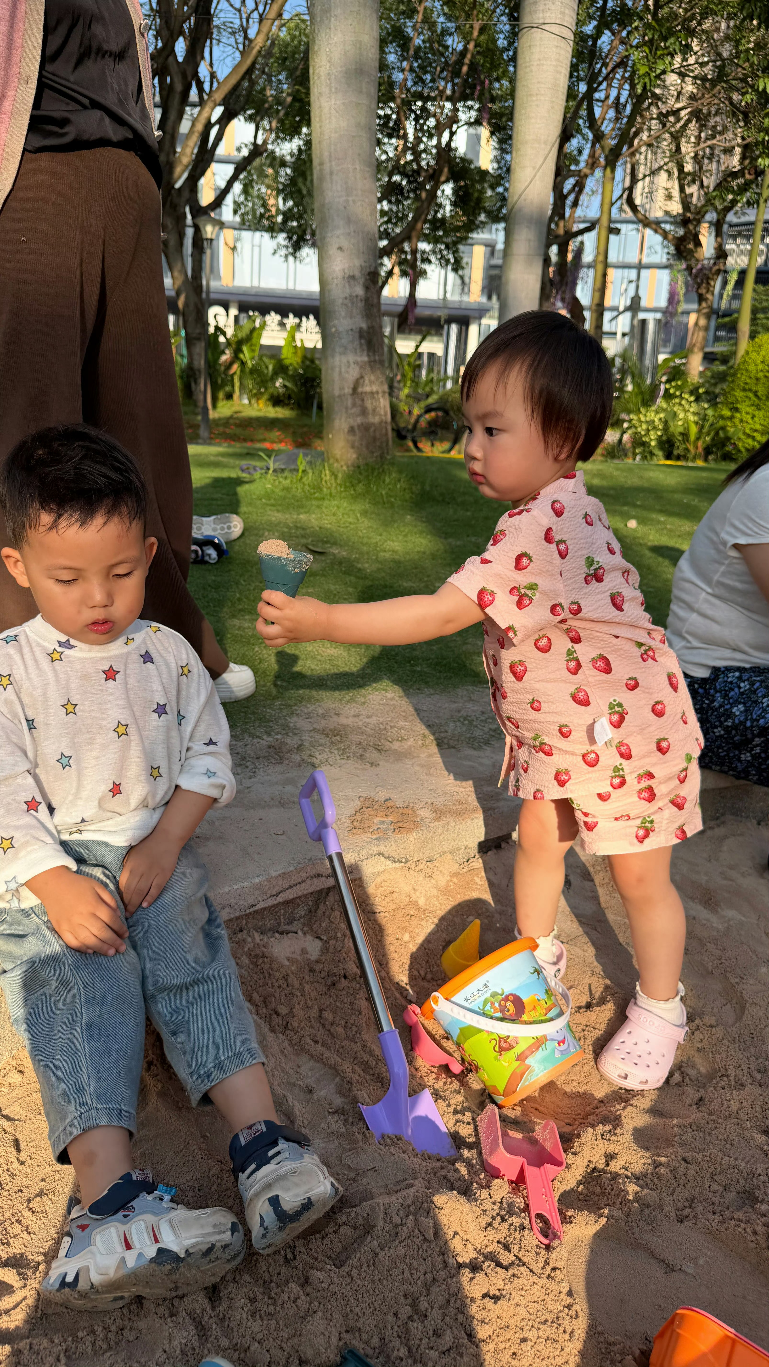今天还邀请了小恩畅。希希玩的好的朋友不少，从托育园到幼儿园到小学，我和他们的妈妈