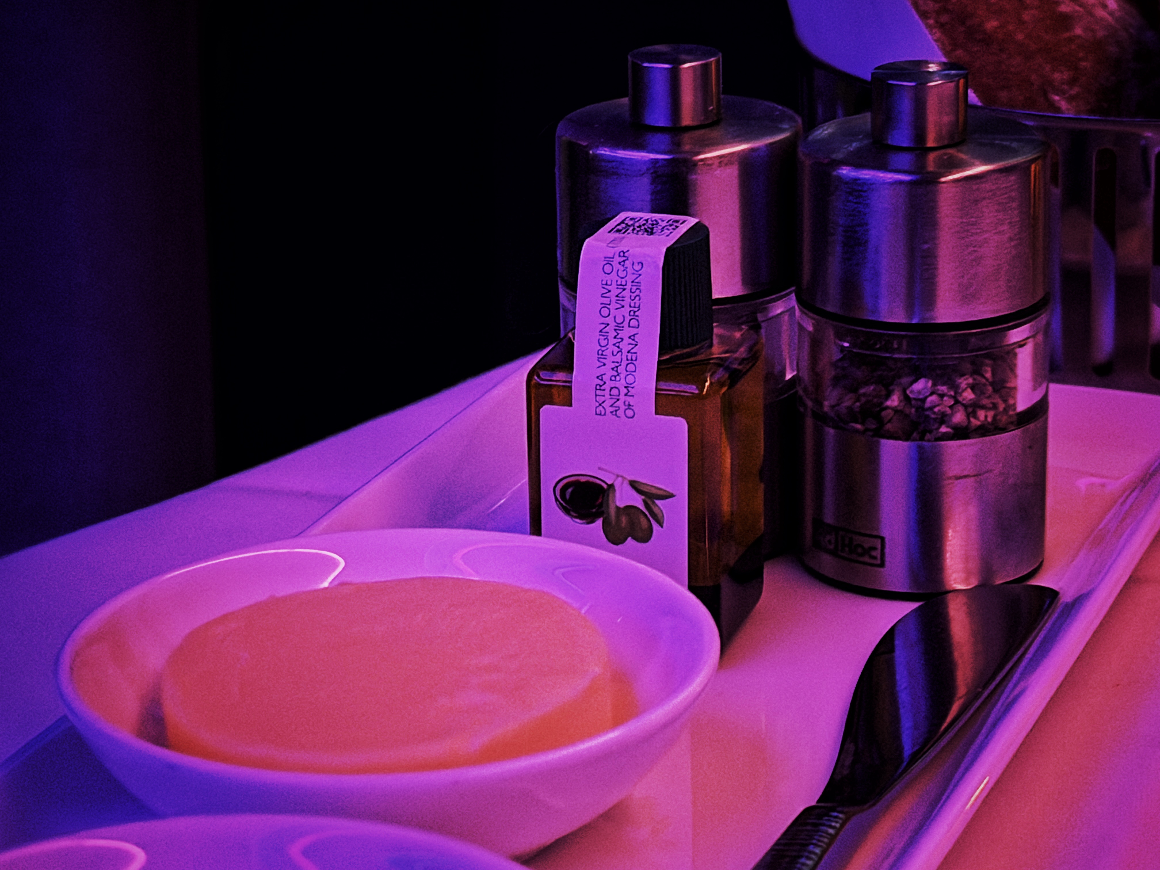 落地卡塔尔🇶🇦，还是熟悉的一排白色A8。卡塔尔航空一如既往也很给力，尤其餐饮