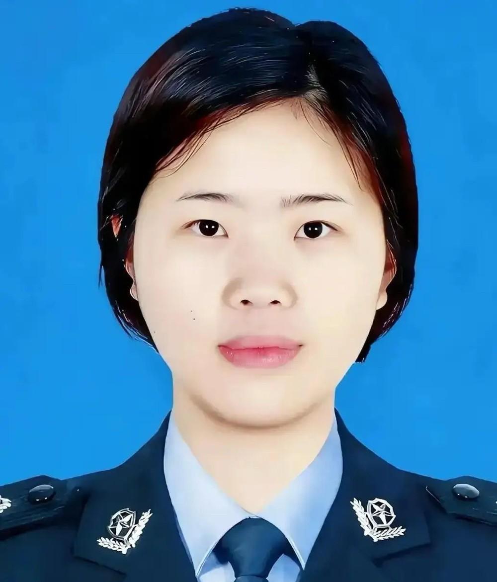 罗慧琳，脱警服，拦刀，捐奖金。

我刷到四川女警罗慧琳的时候，

还以为是什么网