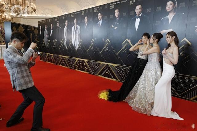 你看不到的《萬千星輝2025》　第一部分：（1）紅地氈部分要影相留念，這個重任當