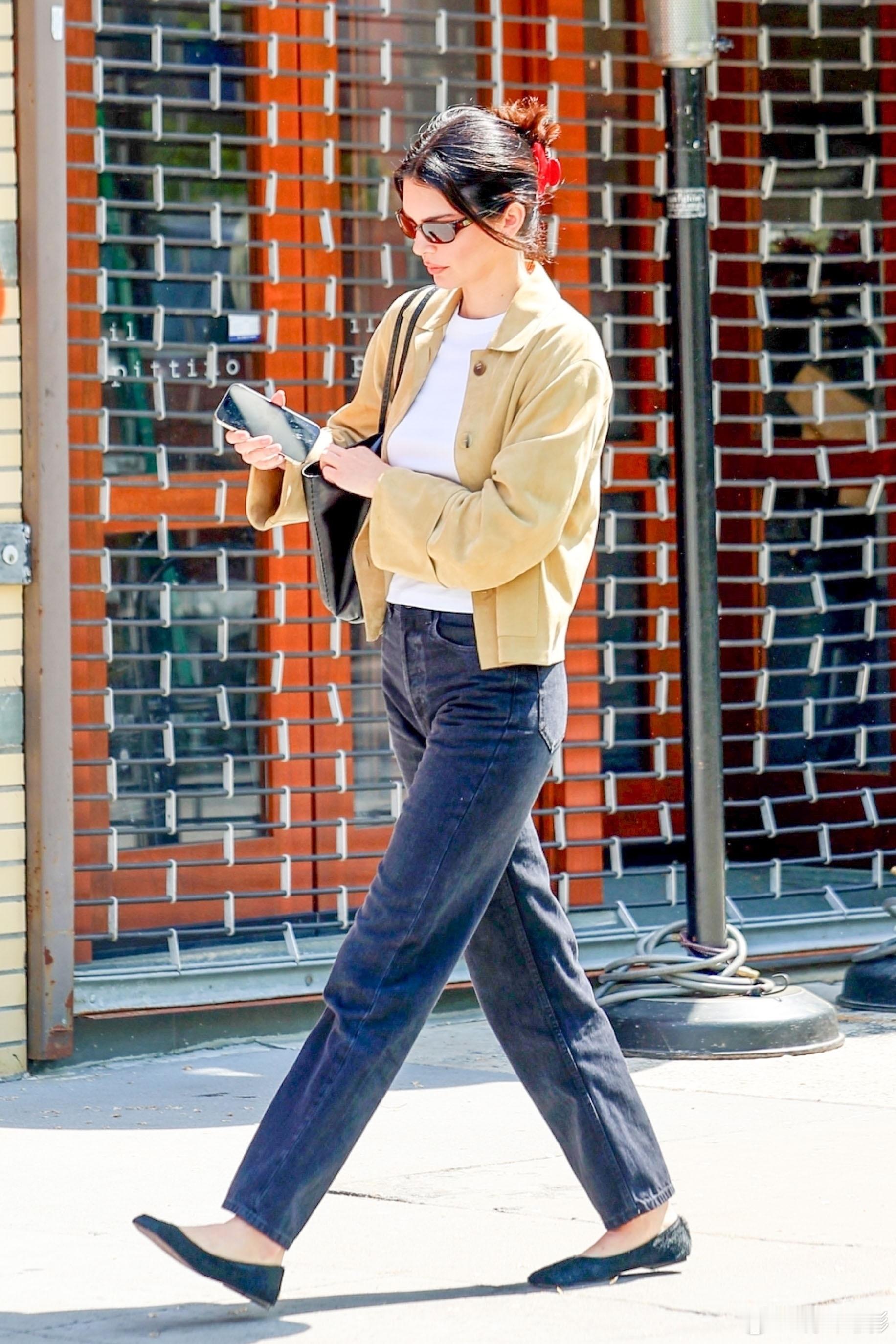 【高清】Kendall Jenner is spotted enjoying a