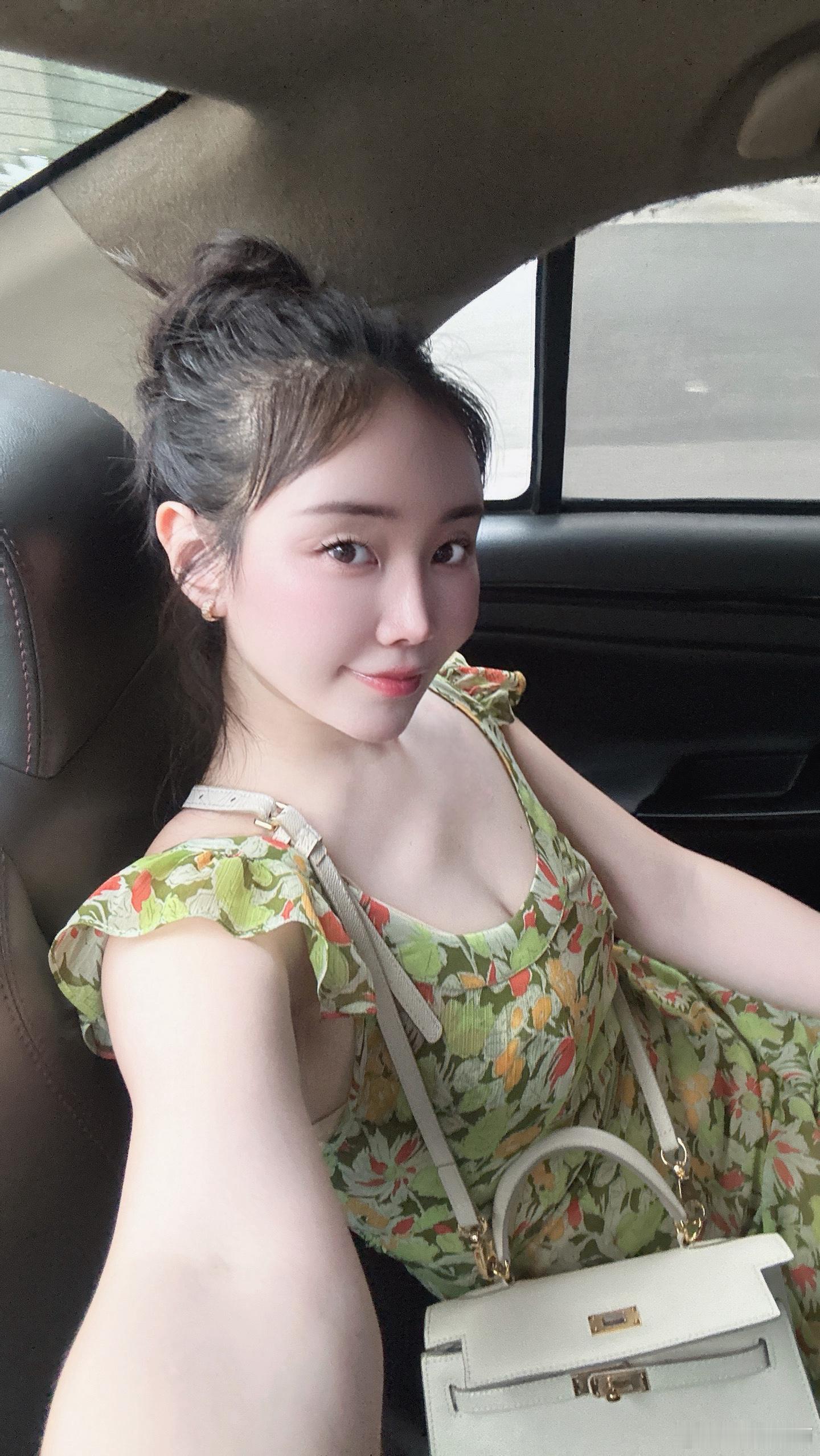 今天520跟老公的约会Look👗（没想到我戴上眼镜也有点体制内味儿[污]）夏日