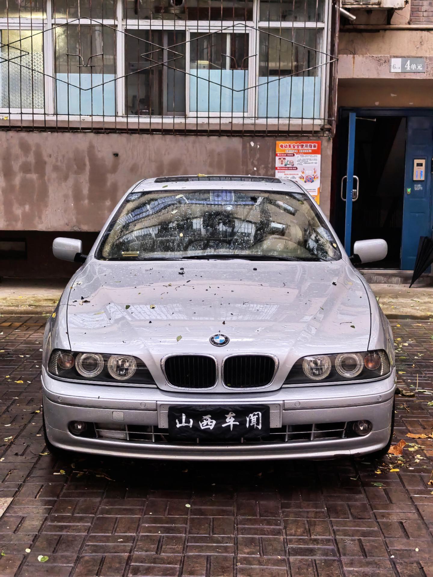 分享一台自用车，来自03年的宝马e39。雨后的e39别有一番韵味。