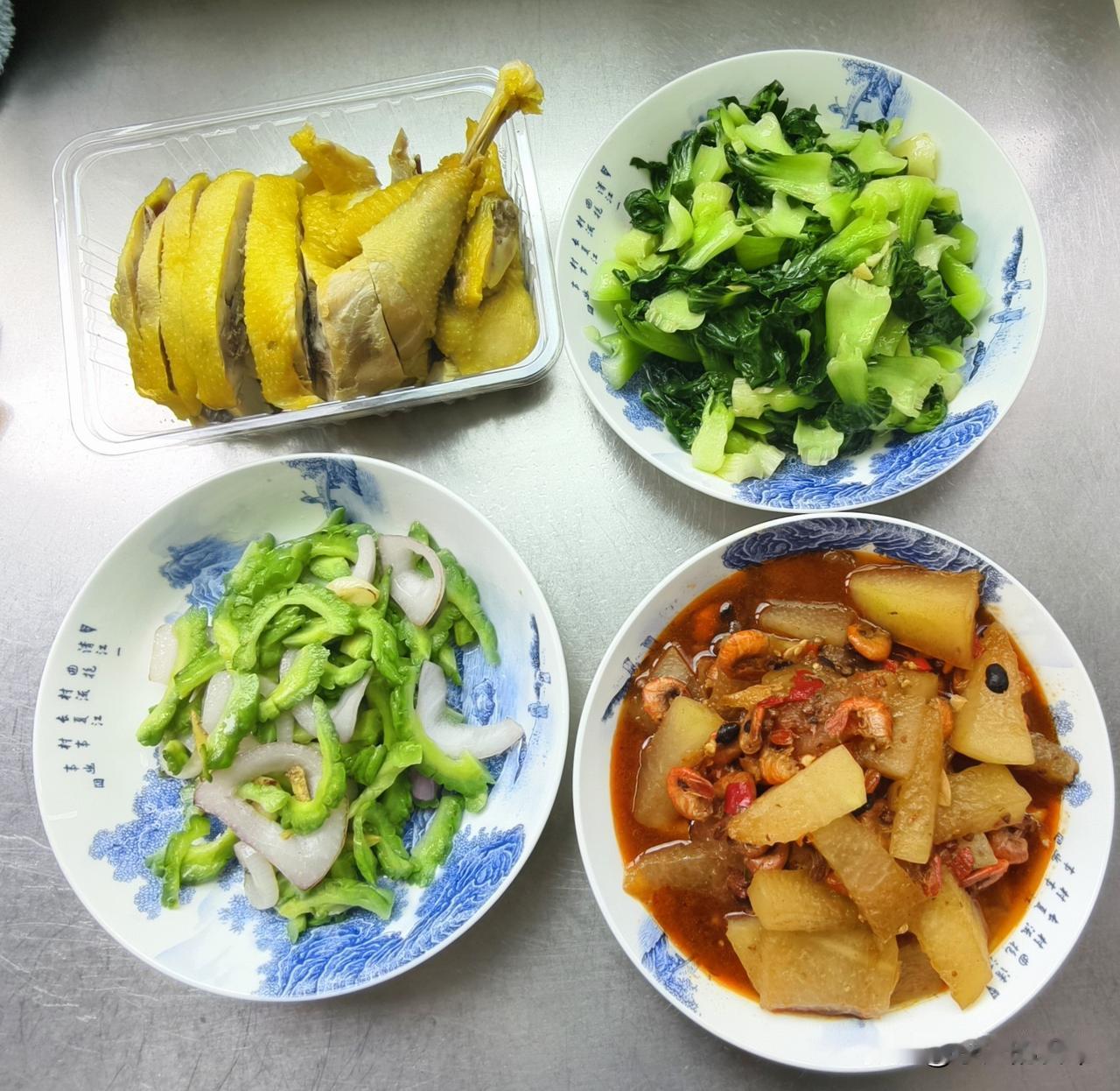 今日立秋，南京老俩口坐公交车到灵谷寺，沿着梧桐大道走走。

暑期的中山陵风景区人