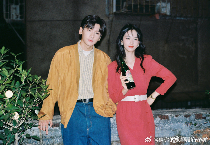 周也翟潇闻天台晚风照 周也翟潇闻你好1983新合照  1983 的浪漫藏在天台晚