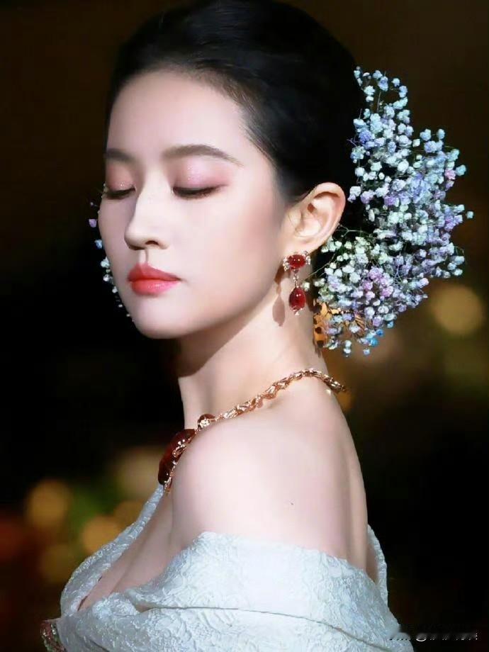 刘亦菲这满天星头花确实很美呀！

新娘子妆造又有新造型啦！可以尝试用满天星来做新