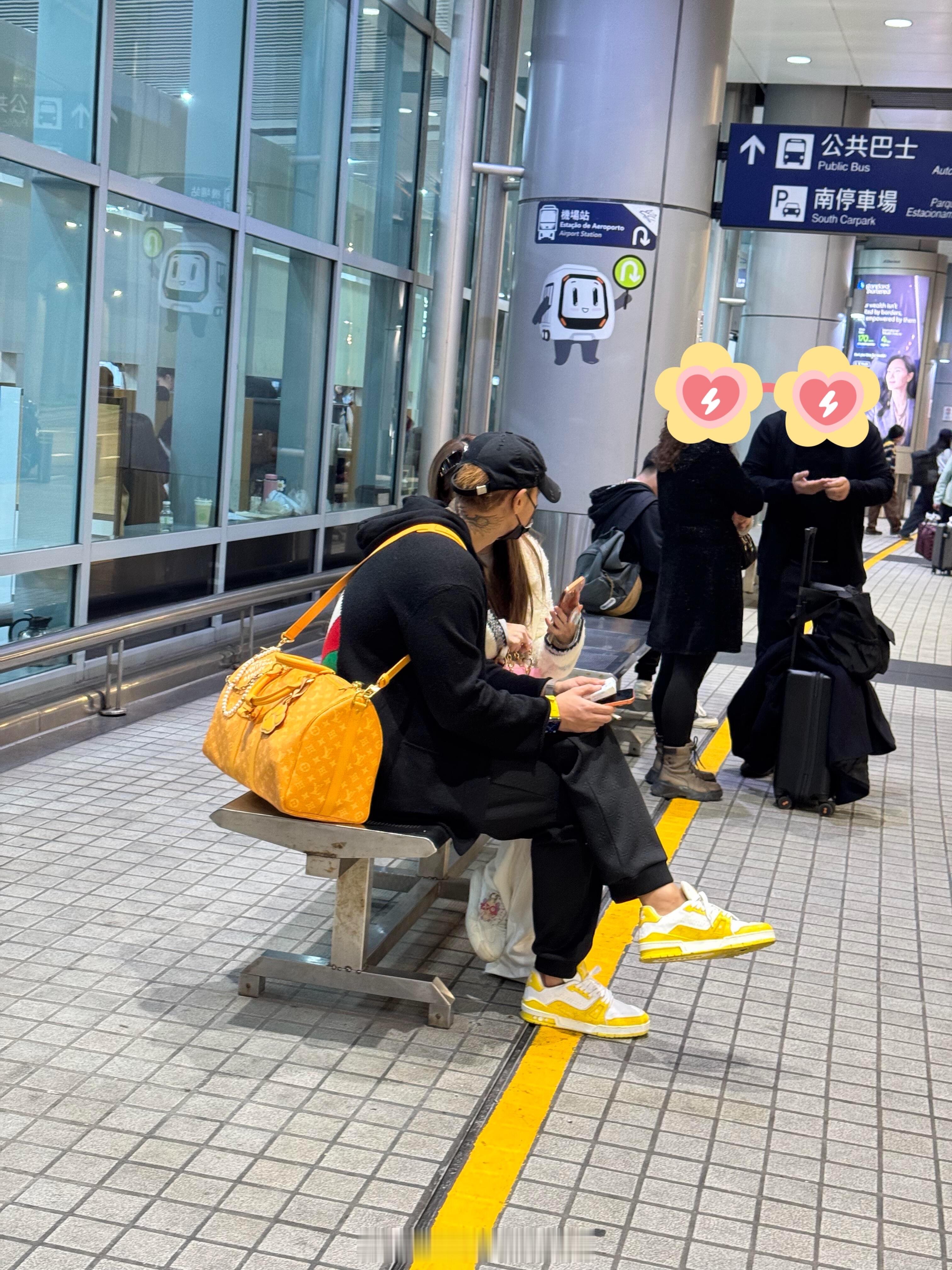 黄子韬徐艺洋在澳门机场被偶遇了澳门机场偶遇黄子韬徐艺洋网友澳门机场偶遇黄子韬徐艺