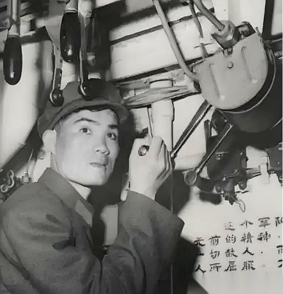 新婚之夜，她拿根布条，把自己跟丈夫绑在了一起。
腿绑着腿。
不是什么情趣游戏，是