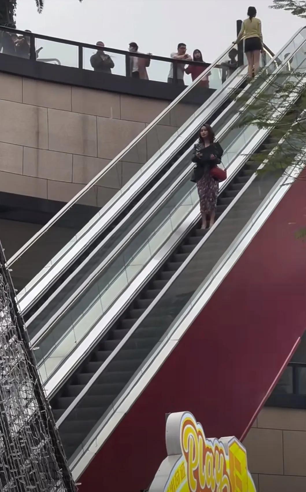 广州番禺四海城偶遇蓝盈莹拍摄电视剧《月色正浓》，看到了好几个路透，感觉蓝盈莹在这