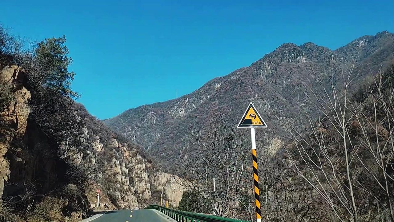 🌄终于走到了秦岭深处的商洛黑龙口，这条山路十八弯真的绝了！每个弯道都藏着不一样