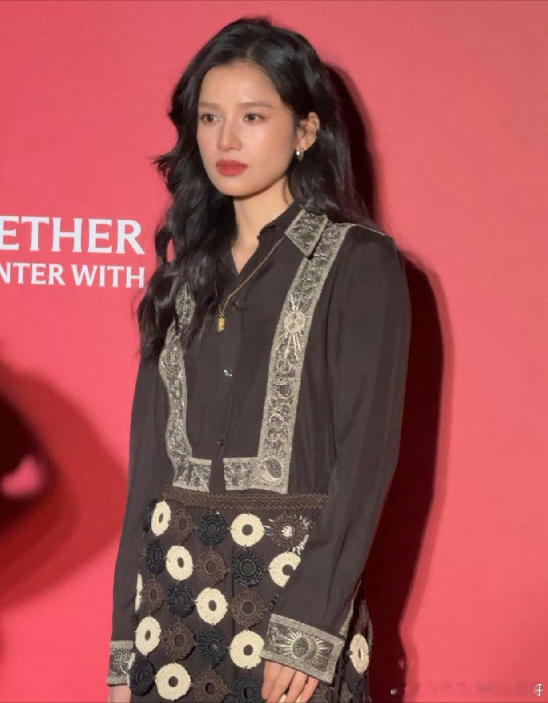 张婧仪、周雨彤今日活动生图 