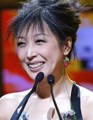 1994年，22岁的孙悦借遍亲友，甚至让哥哥推迟婚礼凑钱，买下一首被那英放弃的歌