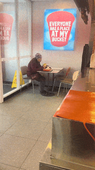 这位老奶奶第一次吃“洋快餐”。
看起来这味道很合她的口味。
虽然吃洋快餐很不健康