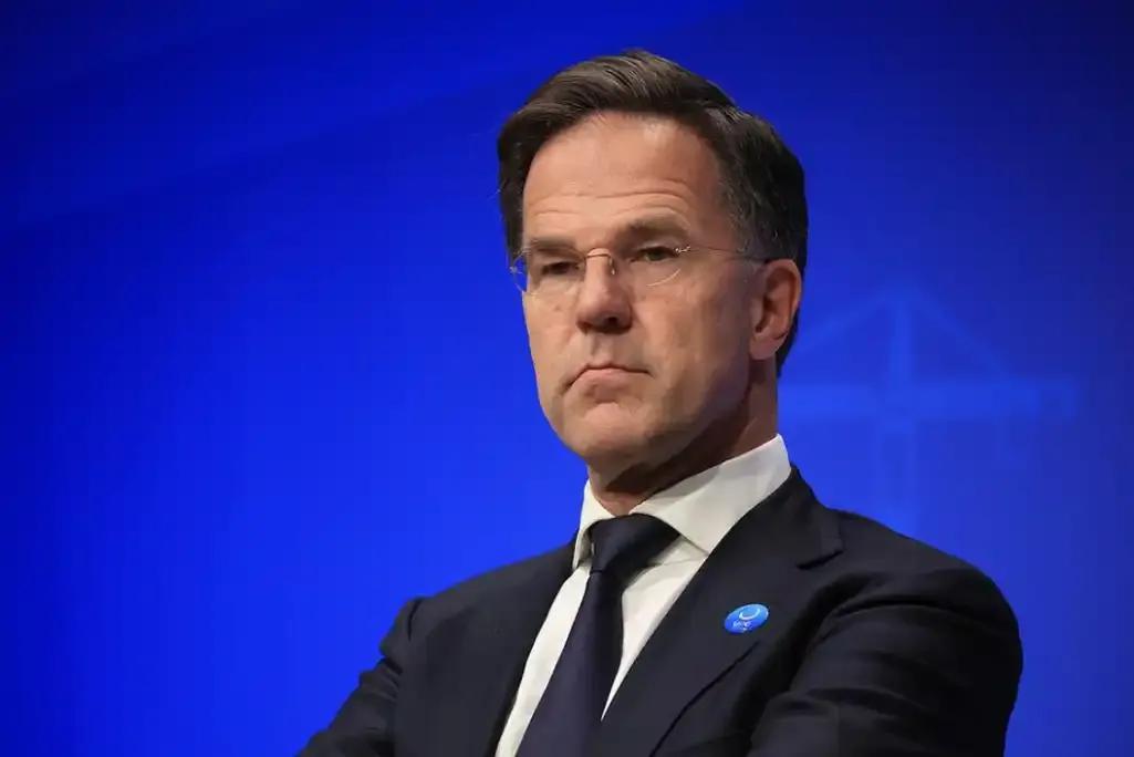 北约秘书长吕特不愧是特朗普的“干儿子”，没有血缘关系，胜似亲缘血统；没进川普族谱