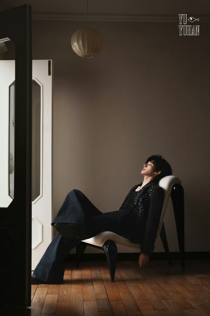 余宇涵亮钻黑西装余宇涵微博视界大会红毯造型🈶 亮钻黑西装造型好帅 身材和气质绝