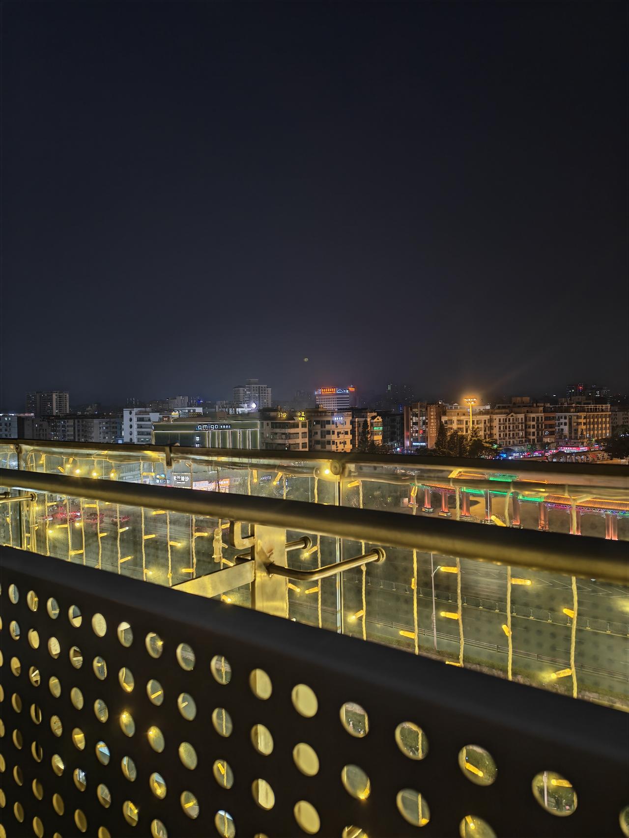 集卡领红包这么美的夜景，在那先待一个晚上。