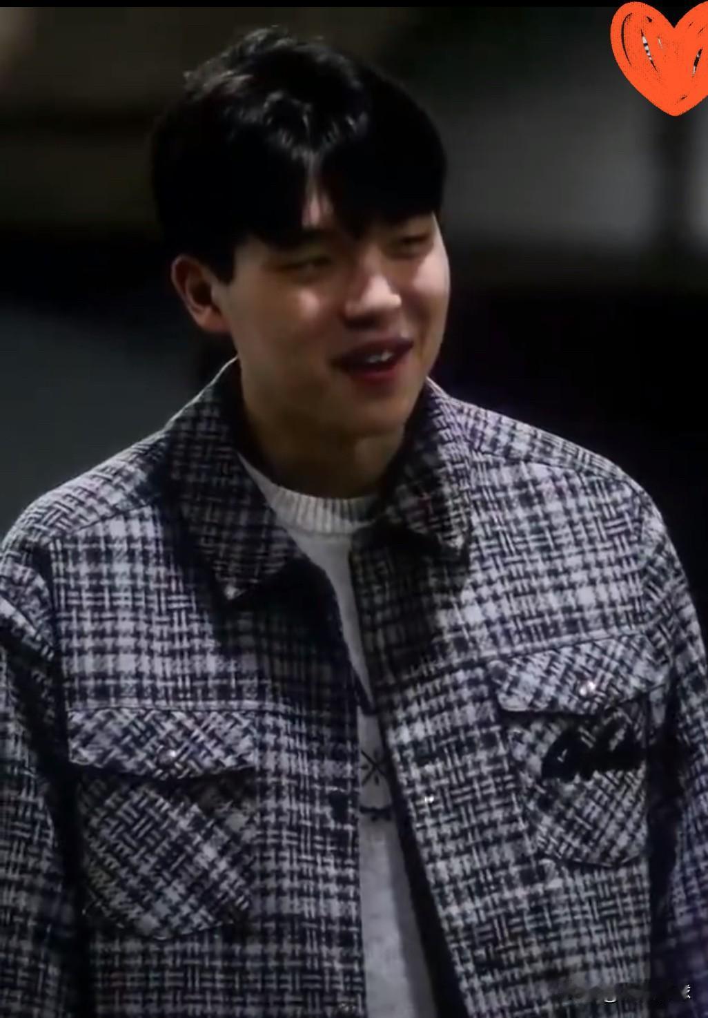 今天上午11:00开拓者客场对阵活塞，在开拓者官媒晒众球员入场穿搭照中，杨瀚森依