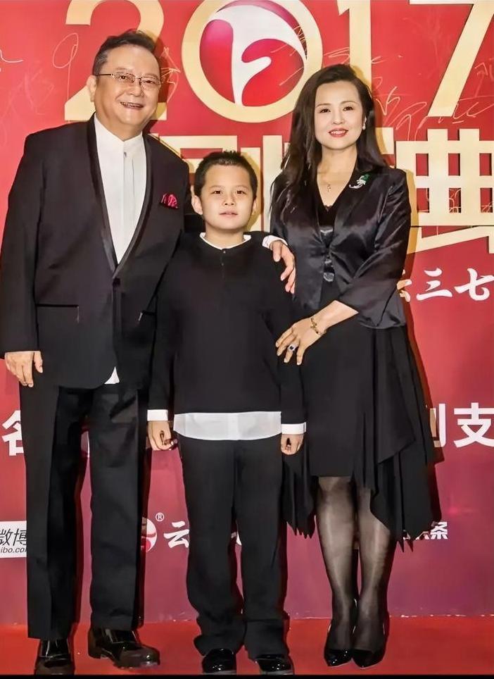 77岁的王刚，60岁的时候得了一子，本以为晚年可以安享清福，没想到现在17岁的儿