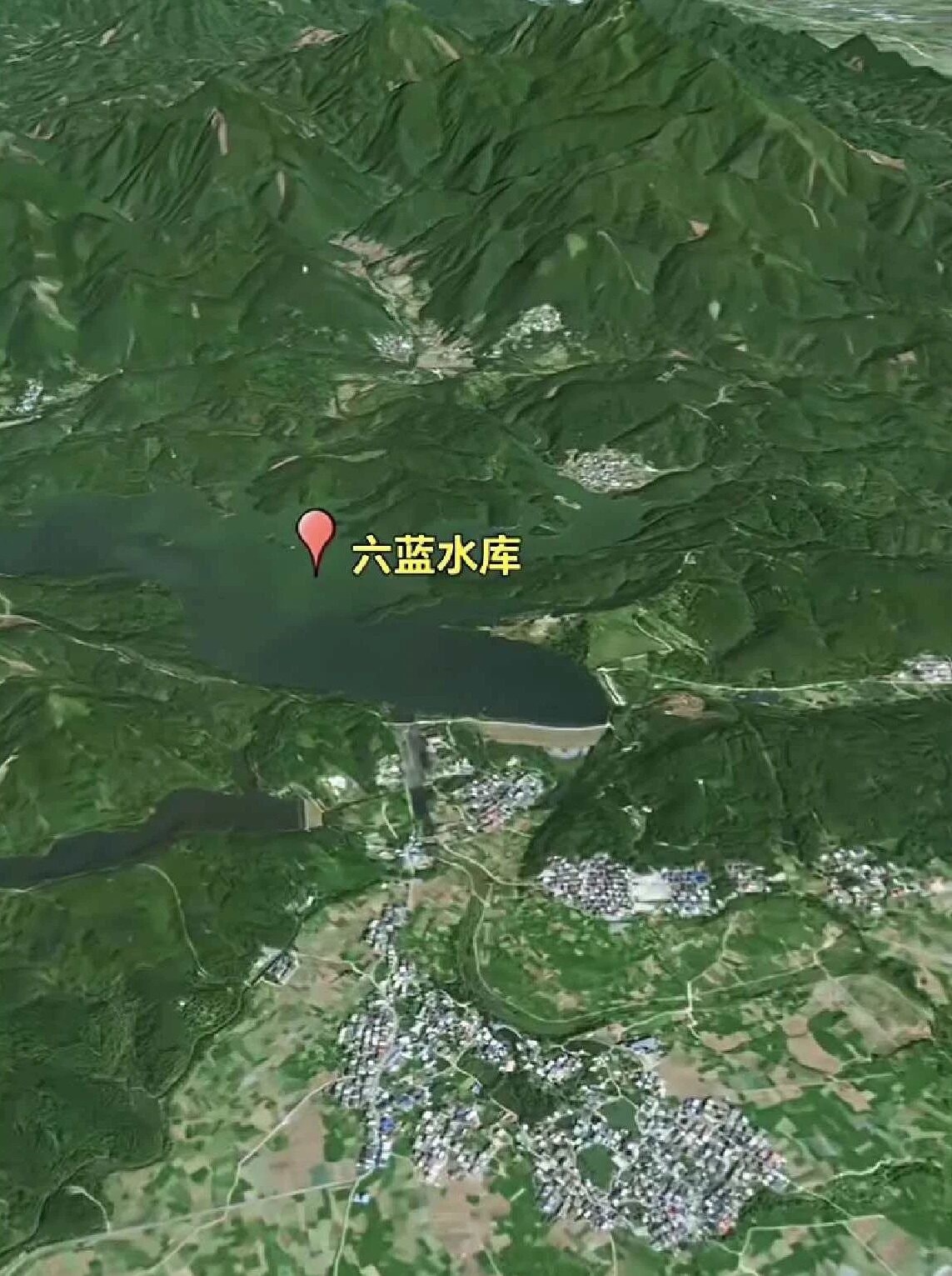 六蓝水库发生严重险情横州市六蓝水库6日上午发生严重险情，坝体出现缺口。水势滔天，