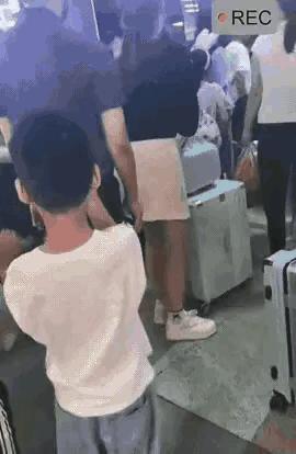 公共场合，中等身材，穿搭得体的男士，用手机偷拍前面女士的裙底，刚开始以为，他离得