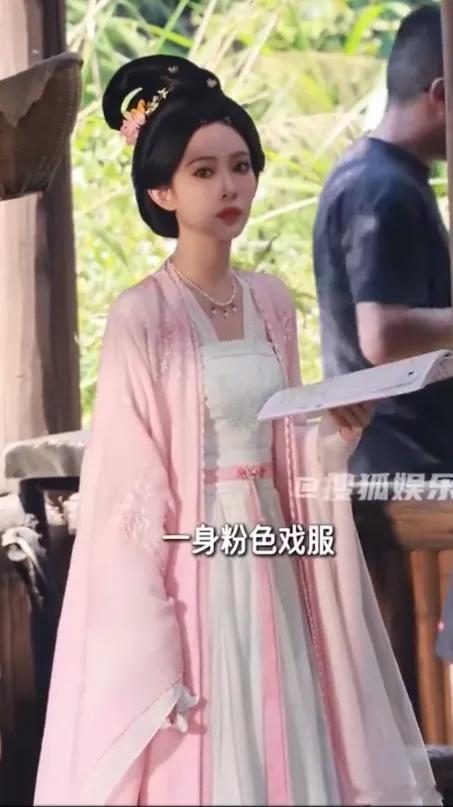 孟子义《尚公主》片场拍摄路透，头戴粉色花钗，身穿粉色戏服，好温柔好娇 ​​​