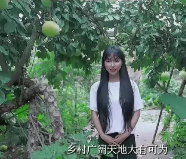 李子柒官司风波首次路面，长发及腰，清纯唯美，还是那么漂亮，网友吐槽:以后又可以看