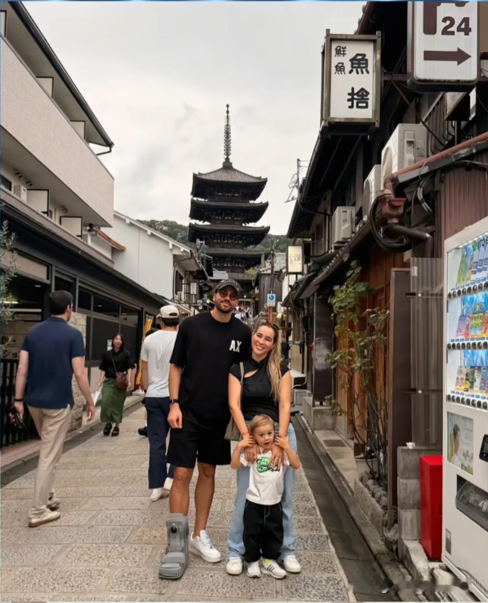 泽卡骨折日本游玩引争议！

昨天下午山东泰山足球俱乐部官方罕见的发布了泽卡的伤情