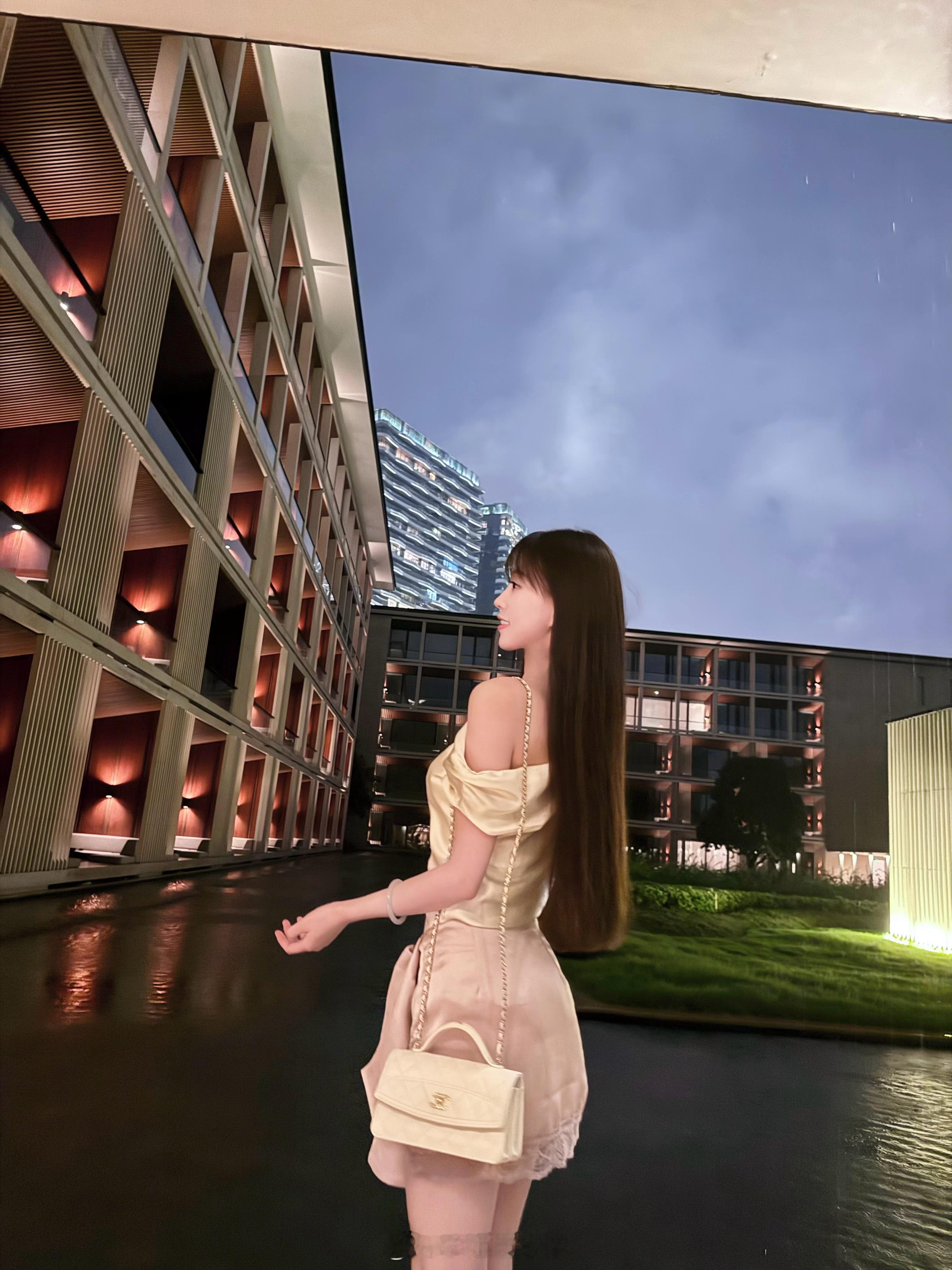 一场雨把我困在这里今日穿搭 ​​​