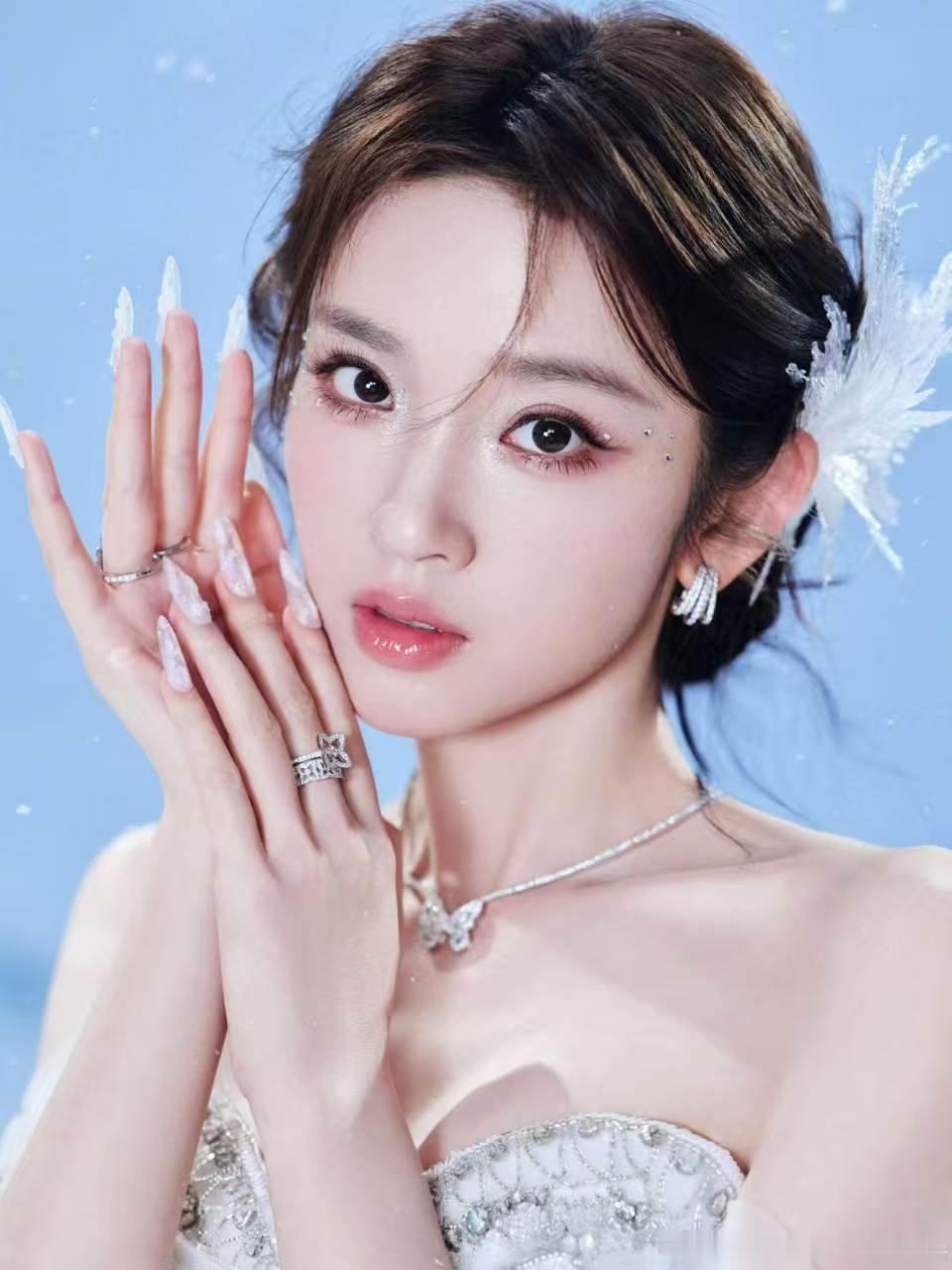 唐艺昕婚纱造型 婚纱是她的战袍，《雪人》是她的咒语，美得让人想堆个雪人纪念。 