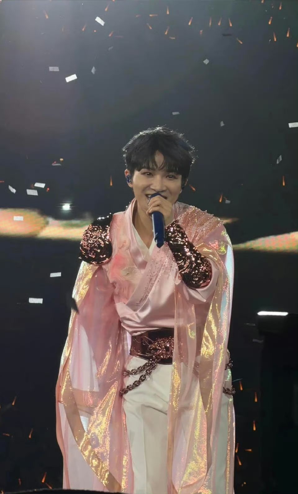 那英祝福周深那英祝周深演出成功 出道多年的缘分太珍贵，实力与人缘并存的他今晚绝对