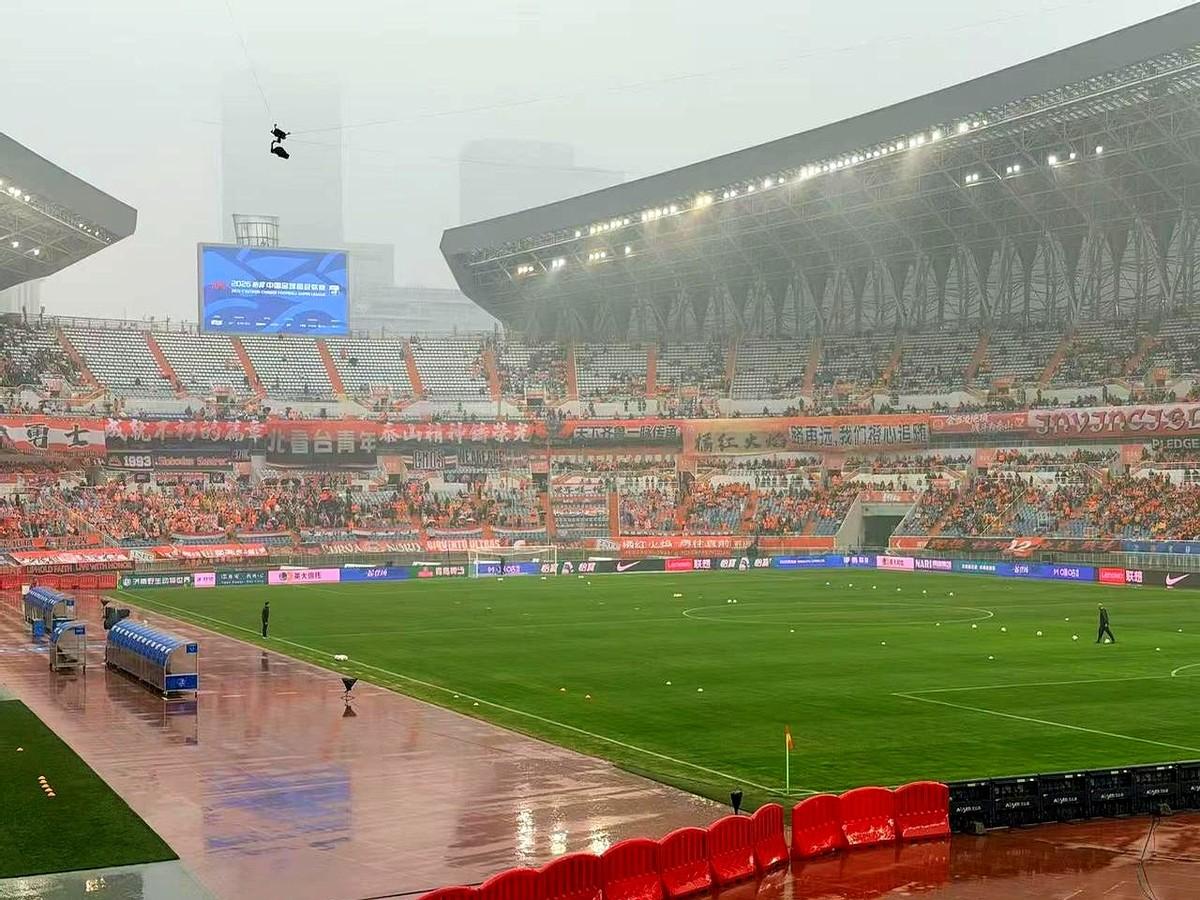雨中复仇！2比1拿下国安，泰山队这场球，值！

京鲁大战，30年恩怨，从不用动员