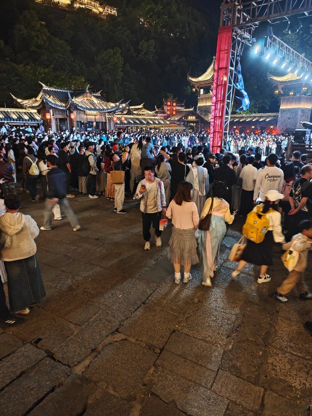 这个五一假期惠民福利停不下来五一赶紧把酒店的价格打下来吧啥惠民福利一个没看见酒店