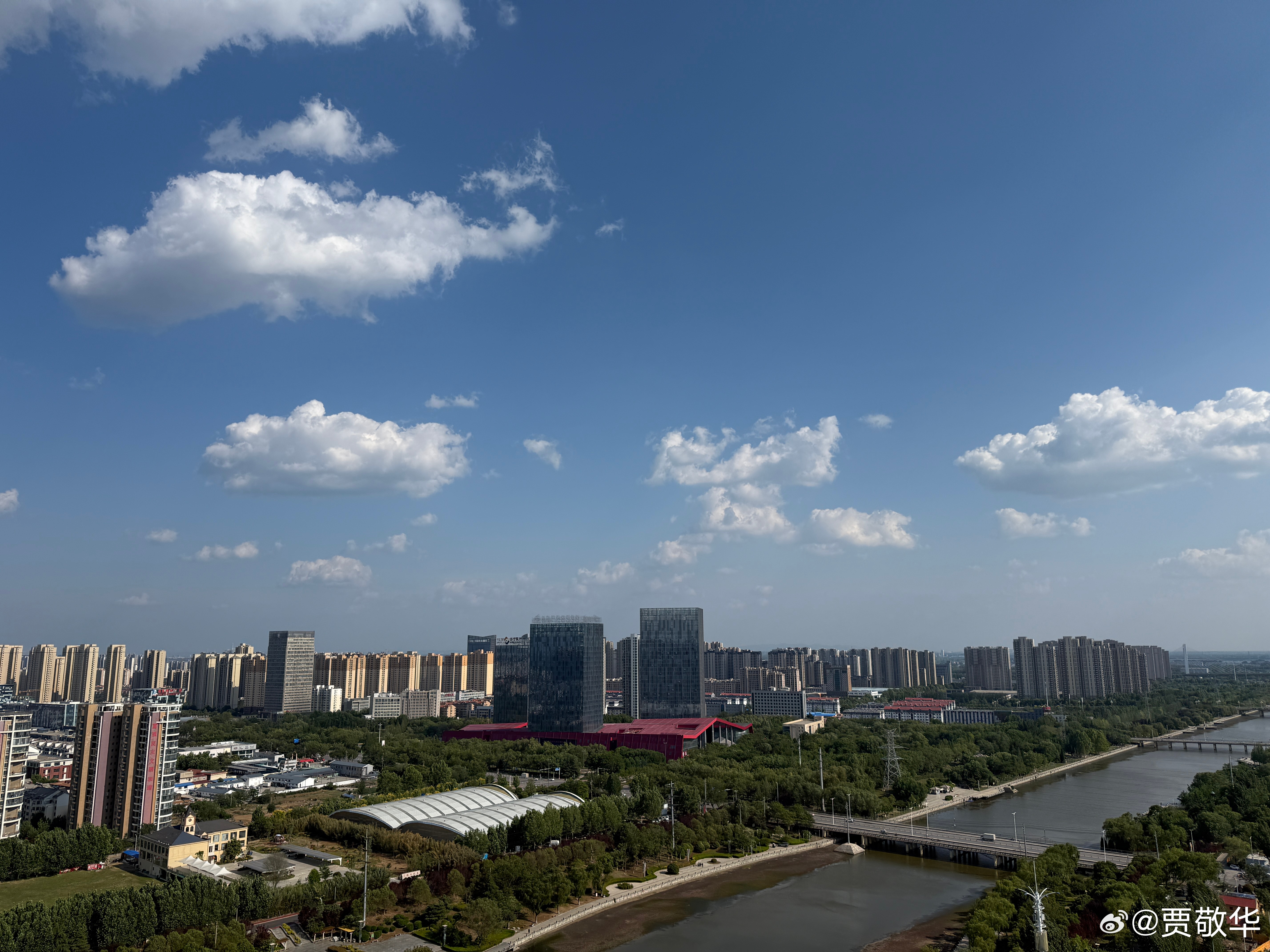 分别使用荣耀GT Pro和iPhone16 Pro Max拍照，同一时间，同一地