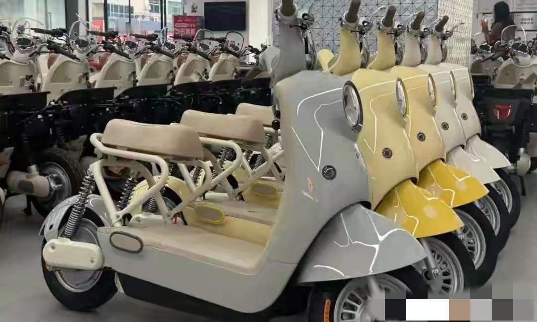 12月1日临沂电动车新国标落地 安全升级引市民扎堆看车 价格上涨成纠结点
 
1