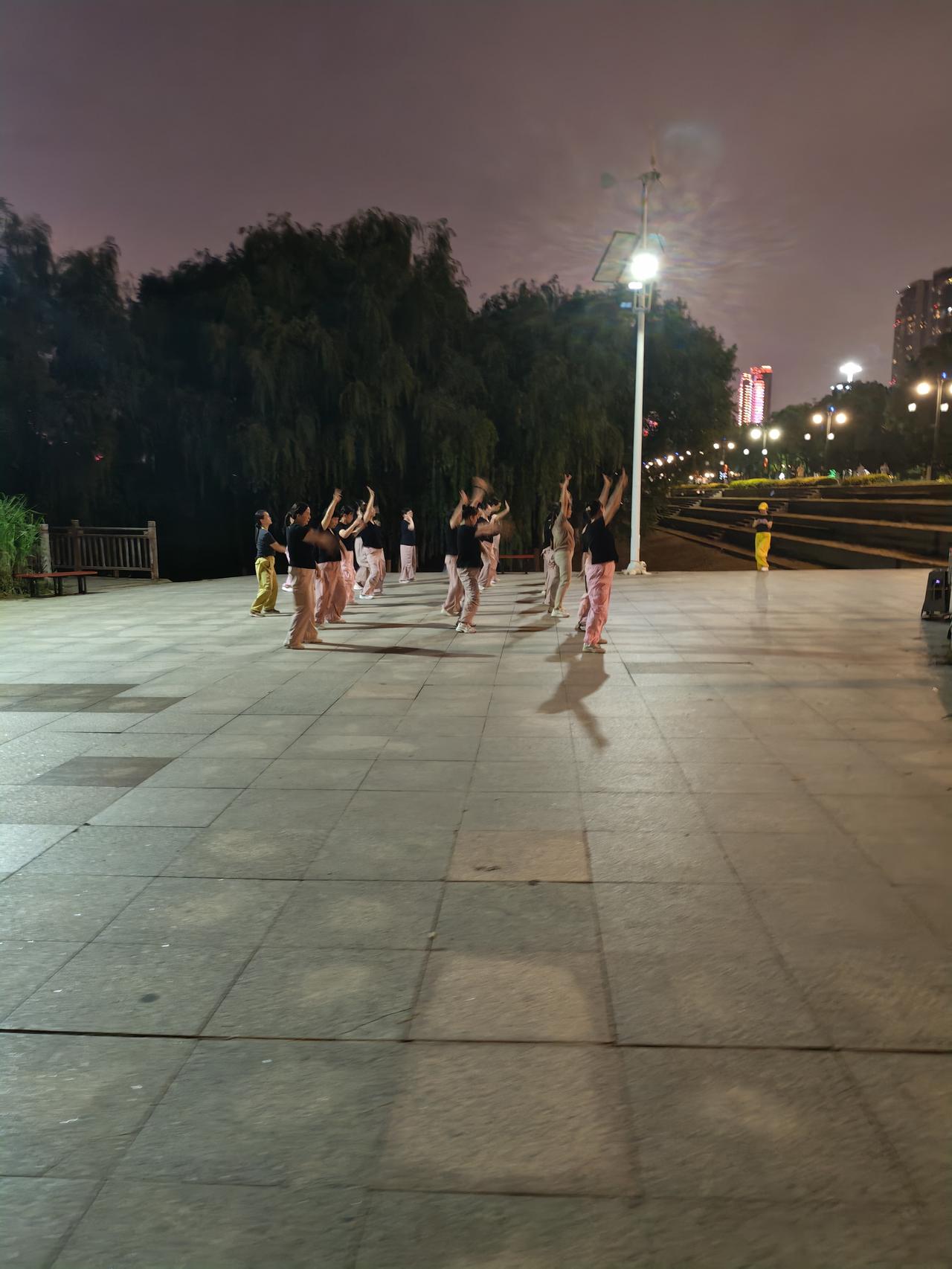 江滩广场舞，
动作整齐拉风，
既锻炼了身体，
又成为了一道城市靓丽的风景。
因为